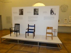 Esposizione al Museo del Bauhaus: sedie, opera di Henri Van de Velde, Walter Gropius, Otto Bartning.