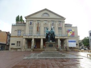 Monumento raffigurante Goethe e Schiller nella piazza che ospita il Teatro Nazionale e il Museo del Bauhaus.